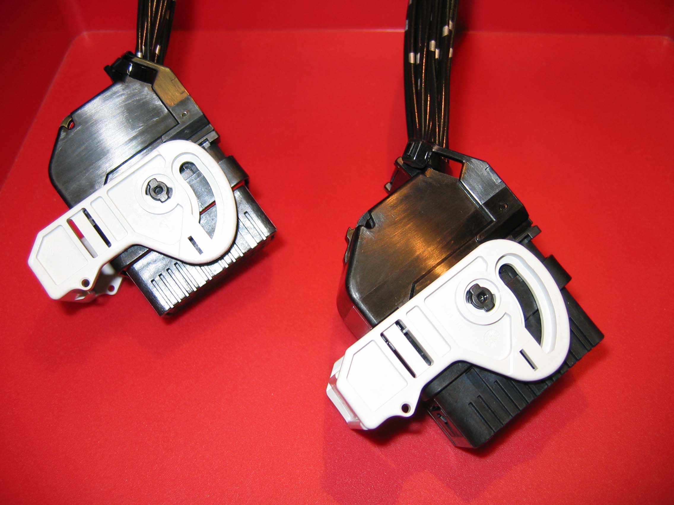 CMX密封型、 混合式、高密度、模塊化連接器系列