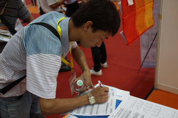 EP girl指導(dǎo)觀眾填寫(xiě)EP查詢(xún)表