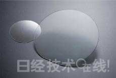 GaN晶圓。左為2英寸產(chǎn)品，右為4英寸產(chǎn)品