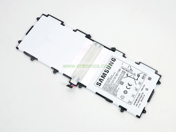取出電池前要把周圍的帶狀電纜先拔出來，這個比較容易。Galaxy Note 10.1的電池容量為7000mAh,3.7V，預(yù)計續(xù)航時間8小時左右，重約136克，占據(jù)了整體重量的23%。不過為了減少機(jī)身厚度，電池做得很薄。