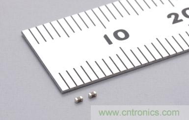  【導(dǎo)讀】目前伴隨著手機(jī)、平板電腦、LED照明等高科技電子產(chǎn)品的普及，電子設(shè)備正在不斷向小型化發(fā)展，電源的輸出功率也正在不斷增大。因此對電子設(shè)備采取過熱保護(hù)措施的重要性正在日益增強(qiáng)。其中特別對于只需組成簡單的電路就能夠發(fā)揮過熱保護(hù)作用的PTC熱敏電阻的需求正在不斷增加。本屆介紹的是村田一款1.0×0.5mm、溫度測量誤差±3℃、額定零功率電阻值為1kΩ的片式PTC熱敏電阻。  隨著手機(jī)、平板電腦、LED照明等高科技電子產(chǎn)品的普及，電子設(shè)備正在不斷向小型化發(fā)展，電源的輸出功率也正在不斷增大，因此對電子設(shè)備采取過熱保護(hù)措施也更加重要，其中特別對于只需組成簡單的電路就能夠發(fā)揮過熱保護(hù)作用的PTC熱敏電阻的需求正在不斷增加。  現(xiàn)在具有過熱保護(hù)作用的片式PTC熱敏電阻的外形尺寸一般都大于1.6×0.8mm，溫度測量*2誤差也都大于±5℃。村田利用自己開發(fā)的材料技術(shù)和生產(chǎn)工藝技術(shù)，成功地實現(xiàn)了外形尺寸為1.0×0.5mm、溫度測量誤差為±3℃、額定零功率電阻值為1kΩ的片式PTC熱敏電阻系列產(chǎn)品的商品化。我們根據(jù)該產(chǎn)品的溫度測量值，在從80℃至150℃的范圍中以10℃為單位，劃分了各系列產(chǎn)品。  產(chǎn)品特點      * 外形尺寸小 (1.0×0.5mm)     * 溫度測量誤差小 (電阻值為100kΩ和10kΩ時，溫度測量誤差分別為±3℃和±5℃)     * 擁有豐富的以10℃為單位的系列產(chǎn)品，能夠滿足客戶的各種溫度測量要求 (80℃～150℃ (電阻值為100kΩ時) ; 65℃～135℃ (電阻值為10kΩ時) )     * 符合TUV和UL安規(guī)標(biāo)準(zhǔn)  用途      * LED燈的過熱保護(hù)和電力控制     * 筆記本電腦的電源散熱等; DC-DC轉(zhuǎn)換器的MOSFET*3過熱保護(hù); 鋰離子電池保護(hù)電路中的MOSFET過熱保護(hù)     * 電動機(jī)逆變器和線圈的過熱保護(hù)和電力控制  術(shù)語說明  *1 熱敏電阻: 	對熱敏感的半導(dǎo)體電阻，其電阻值會隨溫度的變化而改變。一般來說，許多人都知道電阻值會隨著溫度的上升而逐步減小的NTC (負(fù)溫度系數(shù)) 熱敏電阻。然而在熱敏電阻中，還有一種當(dāng)溫度超過一定的溫度 (居里溫度*4) 時，其電阻值會隨著溫度的升高而急劇增大的元件，這就是PTC (正溫度系數(shù)) 熱敏電阻 (POSISTOR?*5) 。PTC熱敏電阻不僅具備過熱保護(hù)功能，還具有特有的電阻溫度特性，可被用來控制電流和電力。 *2 溫度測量: 	此系列產(chǎn)品最適用于檢測電阻值達(dá)到10kΩ或100kΩ時的溫度。 *3 MOSFET: 	Metal-Oxide-Semiconductor Field-Effect Transistor (金屬-氧化層-半導(dǎo)體-場效晶體管) 的縮寫。 MOSFET適合作為DC-DC轉(zhuǎn)換器的開關(guān)元件和一般的電流開關(guān)等元件。如果其工作溫度超過了一定的溫度，F(xiàn)ET (場效晶體管) 就會被損壞，因此通過使用具有過熱保護(hù)作用的POSISTOR?，就能夠防止FET因過熱而損壞。 *4 居里溫度: 	也稱居里點 (Currie Point) 。我公司將電阻值達(dá)到溫度為25℃時的電阻值 (額定零功率電阻值) 的2倍時的溫度定義為居里溫度。 *5 POSISTOR?: 	是株式會社村田制作所的注冊商標(biāo)。  系列產(chǎn)品型號      * PRF15AR102RB6RC     * PRF15BA102RB6RC     * PRF15BB102RB6RC     * PRF15BC102RB6RC     * PRF15BD102RB6RC     * PRF15BE102RB6RC     * PRF15BF102RB6RC     * PRF15BG102RB6RC  特性圖  特性圖  電氣特性  產(chǎn)品型號 	特性 	額定零功率  電阻值(在環(huán)境溫度為+25℃的條件 下) 	 電阻值為10kΩ時的溫度測量值 	電阻值為100kΩ時的溫度測量值 	最大電壓 PRF15AR102RB6RC 	AR 	1kΩ±50% 	135±5℃ 	150±3℃ 	32VDC PRF15BA102RB6RC 	BA 	125±5℃ 	140±3℃ PRF15BB102RB6RC 	BB 	115±5℃ 	130±3℃ PRF15BC102RB6RC 	BC 	105±5℃ 	120±3℃ PRF15BD102RB6RC 	BD 	95±5℃ 	110±3℃ PRF15BE102RB6RC 	BE 	85±5℃ 	100±3℃ PRF15BF102RB6RC 	BF 	75±5℃ 	90±3℃ PRF15BG102RB6RC 	BG 	65±5℃ 	80±3℃ 外形尺寸圖  外形尺寸圖 生產(chǎn)體制  村田制作所八日市事業(yè)所在2011年3月開始了該系列產(chǎn)品的量產(chǎn)活動。 樣品價格  10日元/個