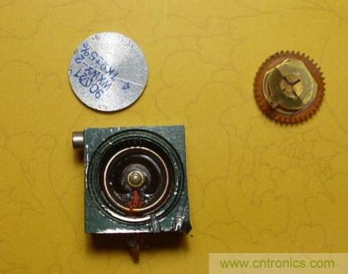 打開可調(diào)電阻上面的鋁蓋，取出動臂