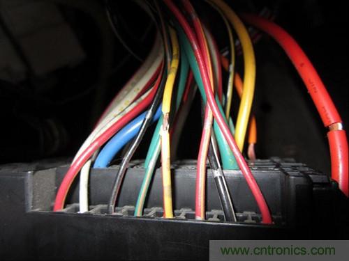 控制線25線--黃底紅條，電容器輸出線為最大的藍(lán)色線，接蓄電池正極的線為白底紅條粗線