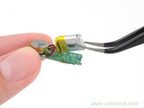 一個薄的金屬帶，電池是焊接在主板上