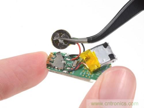 拿下電池，電池還沒有指甲蓋大，5-7天的電量