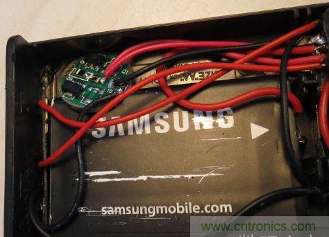 電池盒，安裝上鋰電池，用于外部強(qiáng)光LED供電