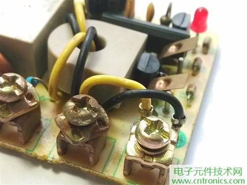 漏電保護器拆解：結構有差異，做工不錯