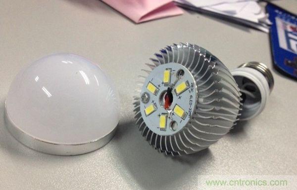 3瓦拆開(kāi)，基板只有一顆螺絲，還沒(méi)擰緊