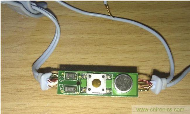 正面，好像是極性電容，一個按鍵，一個麥克：