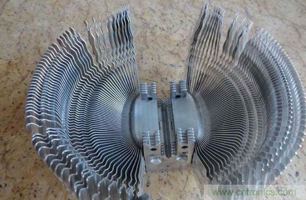 變廢為寶！風(fēng)扇散熱器變身山寨LED燈