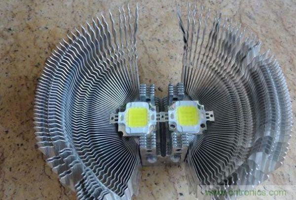 變廢為寶！風(fēng)扇散熱器變身山寨LED燈