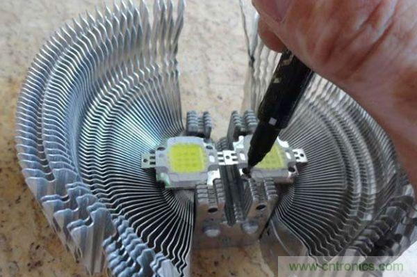 變廢為寶！風(fēng)扇散熱器變身山寨LED燈