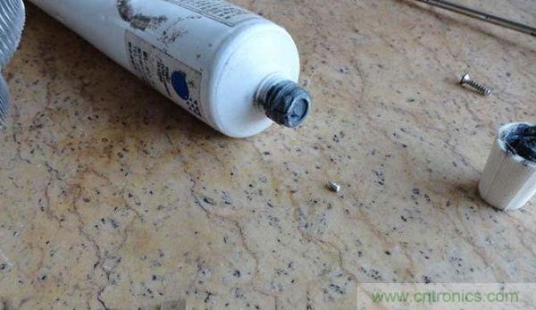 變廢為寶！風(fēng)扇散熱器變身山寨LED燈