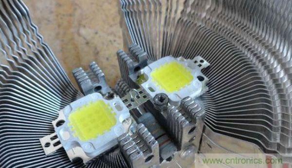 變廢為寶！風(fēng)扇散熱器變身山寨LED燈