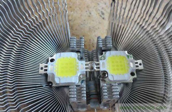 變廢為寶！風(fēng)扇散熱器變身山寨LED燈