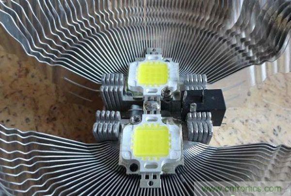 變廢為寶！風(fēng)扇散熱器變身山寨LED燈