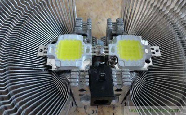 變廢為寶！風(fēng)扇散熱器變身山寨LED燈