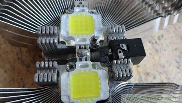 變廢為寶！風(fēng)扇散熱器變身山寨LED燈