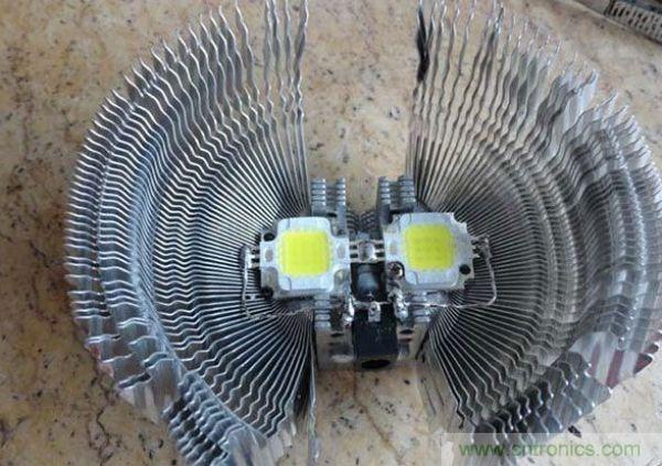 變廢為寶！風(fēng)扇散熱器變身山寨LED燈