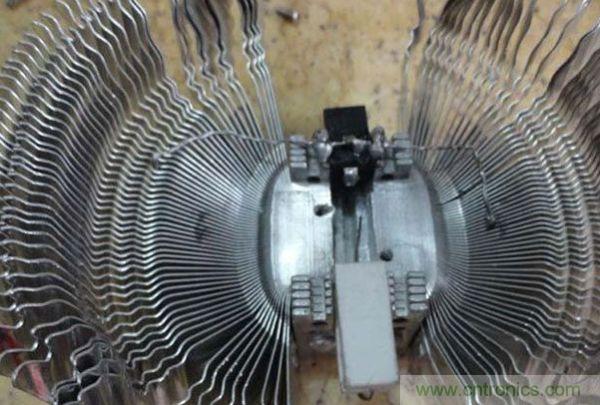 變廢為寶！風(fēng)扇散熱器變身山寨LED燈