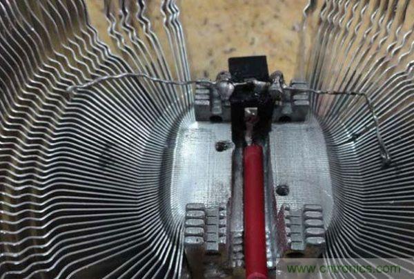 變廢為寶！風(fēng)扇散熱器變身山寨LED燈