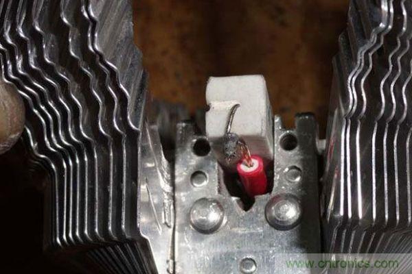 變廢為寶！風(fēng)扇散熱器變身山寨LED燈