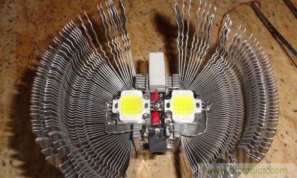 變廢為寶！風(fēng)扇散熱器變身山寨LED燈