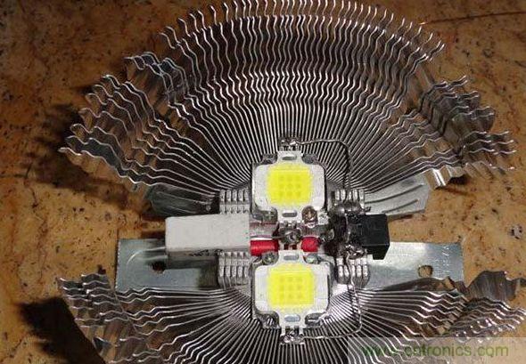 變廢為寶！風(fēng)扇散熱器變身山寨LED燈