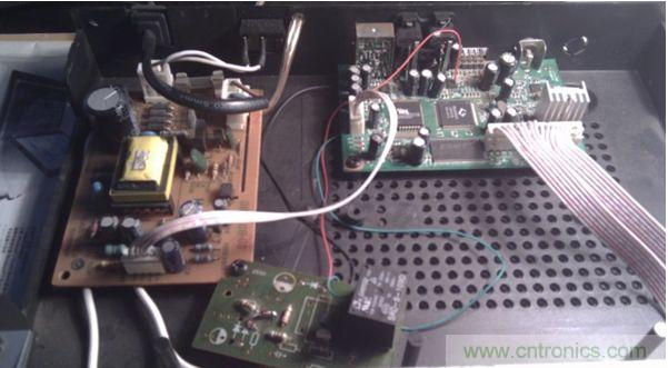 加了個繼電器，兩個三極管，五個電阻和一個二極管(三極管把解碼板的小信號進行了兩級放大,電阻是偏置作用)。