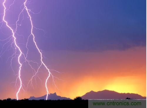 【導(dǎo)讀】處于空間變化的強(qiáng)電磁場中的物體，由于電磁感應(yīng)，在其內(nèi)部就會產(chǎn)生很高的感應(yīng)電動勢，很容易造成意外?，F(xiàn)在家用電器的也采取了各種相應(yīng)的防護(hù)措施，特別是雷電的防護(hù)，不要以為在家里的電器就不怕雷電哦，“家里”也不安全的，所以雷天下電器防雷常識還是不可少的。  家用電器的防護(hù)，除了避免人為損壞外，諸多不可抗力因素所帶來的損壞也要采取相應(yīng)的防護(hù)措施，特別是雷電的防護(hù)。雷電流在50～100微秒的時間內(nèi)，從０變化到幾萬安，再由幾萬安變化到０，在其周圍空間會產(chǎn)生瞬變的強(qiáng)電磁場。處于空間變化的強(qiáng)電磁場中的物體，由于電磁感應(yīng)，在其內(nèi)部就會產(chǎn)生很高的感應(yīng)電動勢。以前，由于它的成災(zāi)概率極小，沒有引起人們的注意，但隨著微電子技術(shù)的重大進(jìn)展，超大規(guī)模集成電路誕生，它的能耗小、靈敏度極高等特點(diǎn)，使得其容易被損壞。          在建筑物內(nèi)，大量布設(shè)著各種導(dǎo)體線路。當(dāng)建筑物遭受雷擊或其周圍發(fā)生雷擊時，雷電流將在建筑物內(nèi)部空間產(chǎn)生瞬態(tài)磁場脈沖，這種磁場脈沖干擾上述回路后，將在回路中感應(yīng)出瞬態(tài)過電壓，危及這些回路相連的設(shè)備。雖然建筑物做好了防雷措施，但建筑物不可避免的會出現(xiàn)露洞。比如大面積的門窗可以讓電磁波入侵來去自由，輸電線路引雷入室等等。甚至有些電器還是露天使用的，因此應(yīng)做好電器防雷。 6   電力系統(tǒng)因其裸露而置于高空，是最易遭受雷擊的。20世紀(jì)初，在電力系統(tǒng)應(yīng)用到輸電線中上時創(chuàng)造了避雷線，即接閃器是一根或兩根架設(shè)在輸電線上方的接地鋼線，也就是前面所稱的“避雷線”。由于它簡單有效，所以在房屋建筑上也推廣了這種形式的接閃器，將它安裝在房屋上容易發(fā)生雷擊的地方，起到避雷的作用。現(xiàn)在許供電線路采用地下電纜，對防雷有了很大的幫助。但高壓運(yùn)輸還是必須架空明線，因此，必須使用避雷線。          人們通常用過壓保護(hù)器來保護(hù)電器。其防雷原理是：這種保護(hù)器有兩個端口，電器電源火線與零線分別各接保護(hù)器的一個端口，每個保護(hù)器另一端再接地，通過間隙擊穿達(dá)到對地放電的目的。在正常工作電壓下，避雷器間隙不會被擊穿，當(dāng)過電壓沿導(dǎo)線傳過來危及被保護(hù)設(shè)備的過電壓時，避雷器間隙很快被擊穿，對地放電，使大量的電荷都泄入到大地，從而限制了被保護(hù)設(shè)備的輸入電壓，起到了保護(hù)設(shè)備的作用。過電壓過去以后，間隙能迅速恢復(fù)，使電器正常工作。一些高檔的電器自帶保護(hù)器，但是還有許多的電器沒有這一裝置。因此，應(yīng)在入戶電線接上保護(hù)器。在雷暴天氣時，如果沒有特別的用電要求，最好將入戶總閘關(guān)閉。          微電子技術(shù)的發(fā)展，用電器大量使用集成電路。雷電發(fā)生時的電磁效應(yīng)是集成電路的克星。而現(xiàn)在使用集成電路最多的莫過于計算機(jī)了，為了防止電磁感應(yīng)對其的破壞，計算機(jī)的主機(jī)外殼一般由金屬制成。利用金屬的靜電屏蔽和對電磁波的趨膚效應(yīng)，對防止感應(yīng)雷有很好的效果。