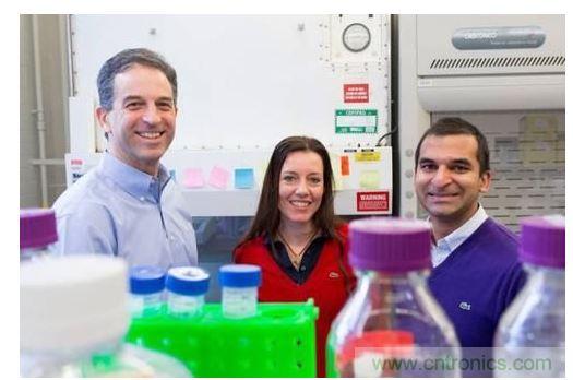 從左到右：MIT生物工程學教授Ron Weiss、機械工程學副教授Domitilla Del Vecchio，以及MIT生物工程系學生Deepak Mishra。