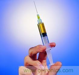 【導(dǎo)讀】不用針頭也能注射，孩子再也不用害怕打針了。日本開(kāi)發(fā)的一種新型注射器不用針頭而靠氣泡壓力注射，只需將注射器緊貼皮膚，沒(méi)有疼痛感就可以將藥物高精度地輸送到目標(biāo)位置。 　　 目前市場(chǎng)上也存在無(wú)針注射器，它們通常是依靠彈簧的力量產(chǎn)生高壓來(lái)發(fā)射液體，穿透皮膚后將藥物送到肌肉，但卻有可能損害神經(jīng)，而且多少還是有一些疼痛感。 　　 芝浦工業(yè)大學(xué)副教授山西陽(yáng)子率領(lǐng)的研究小組新開(kāi)發(fā)的這種無(wú)針注射器全長(zhǎng)約10厘米，它利用在液體中施加電壓來(lái)高速發(fā)射氣泡，利用氣泡破裂的力量在細(xì)胞上開(kāi)出微細(xì)的孔，然后通過(guò)這個(gè)孔將含有藥物的微小氣泡注入細(xì)胞內(nèi)部。氣泡的氣體收縮后，只有藥物到達(dá)患部。 1 由于方向性很明確，所以新型注射器能針對(duì)局部進(jìn)行高精度治療，而且由于開(kāi)出的孔只有4微米左右，所以對(duì)細(xì)胞的損害很小。 　　 這種無(wú)針注射器除能注射藥物外，還可以向包括植物細(xì)胞在內(nèi)的細(xì)胞內(nèi)植入基因和開(kāi)展治療，有著廣泛用途。研究小組準(zhǔn)備進(jìn)一步改良注射器結(jié)構(gòu)，對(duì)能夠注射的藥量、穿孔深度等進(jìn)行更詳細(xì)的評(píng)估，并與企業(yè)合作，爭(zhēng)取早日使新型注射器達(dá)到實(shí)用化程度。