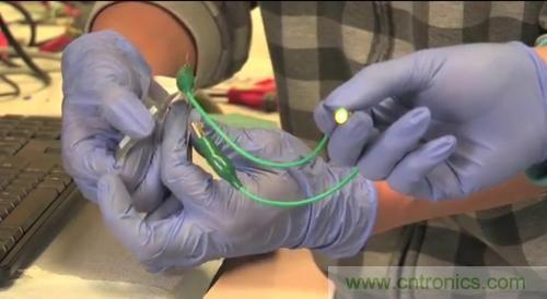 就是這么任性！柔性電池僅需1秒就充電完畢？