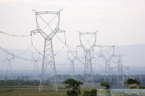 很多人在談到三相電時(shí)認(rèn)為是單相的、多了一個(gè)接地孔的三孔插座，就是因?yàn)閷?duì)三相電和三孔插座的概念出現(xiàn)了偏差。本文針對(duì)這個(gè)容易出現(xiàn)誤差的常識(shí)性錯(cuò)誤進(jìn)行糾正。