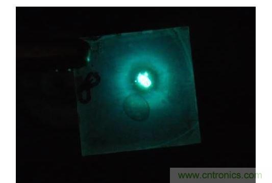 只需要一點(diǎn)點(diǎn)不同于傳統(tǒng)的配方，相同的單層也可以發(fā)出明亮的藍(lán)光