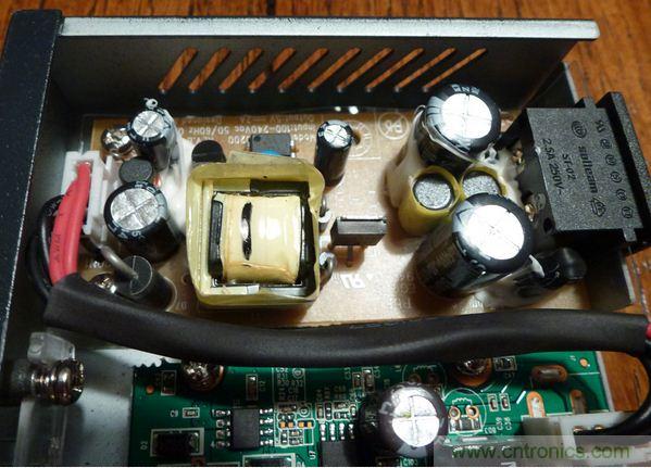 圖5：去掉塑料防護罩后的電源子系統(tǒng)細節(jié)特寫。