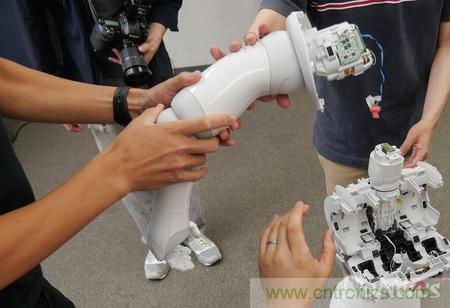 拆解筆記本不過癮，那就來拆拆日本情感機(jī)器人吧！