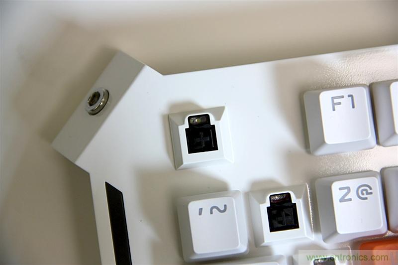 曾經(jīng)的網(wǎng)吧統(tǒng)治者&mdash;雙飛燕血手幽靈機(jī)械鍵盤，真世界最快？