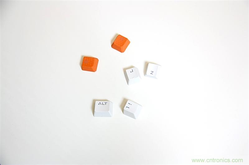 曾經(jīng)的網(wǎng)吧統(tǒng)治者&mdash;雙飛燕血手幽靈機(jī)械鍵盤，真世界最快？