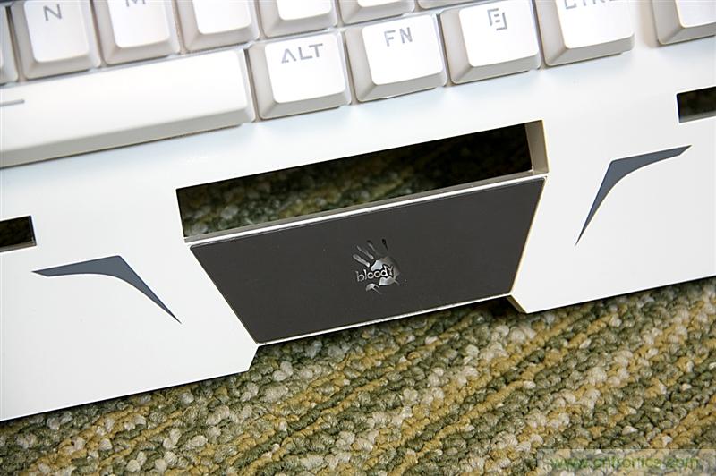 曾經(jīng)的網(wǎng)吧統(tǒng)治者&mdash;雙飛燕血手幽靈機(jī)械鍵盤，真世界最快？