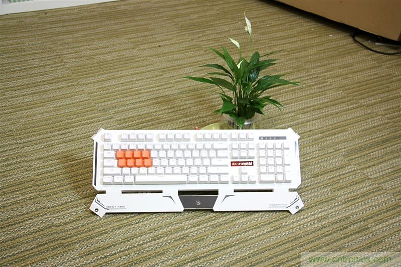 曾經(jīng)的網(wǎng)吧統(tǒng)治者&mdash;雙飛燕血手幽靈機(jī)械鍵盤，真世界最快？