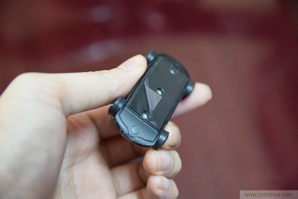 虛擬與現(xiàn)實(shí)相結(jié)合的飛車游戲，讓你體驗(yàn)速度與激情的碰撞！