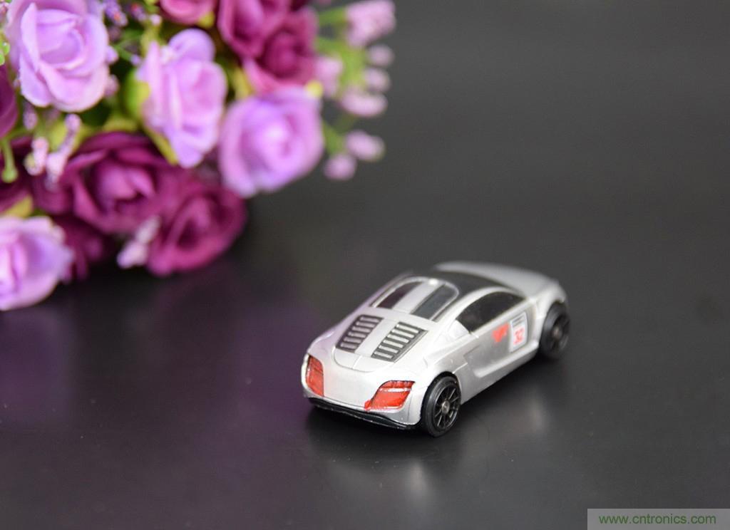 虛擬與現(xiàn)實(shí)相結(jié)合的飛車游戲，讓你體驗(yàn)速度與激情的碰撞！