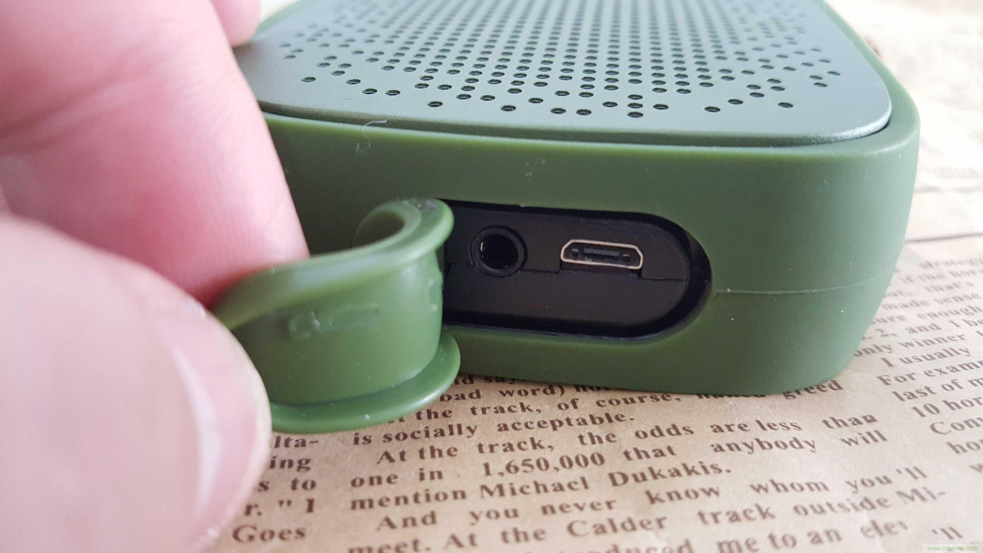 搞怪&ldquo;美人魚&rdquo;盡享靈克藍(lán)牙音箱的天籟之音！