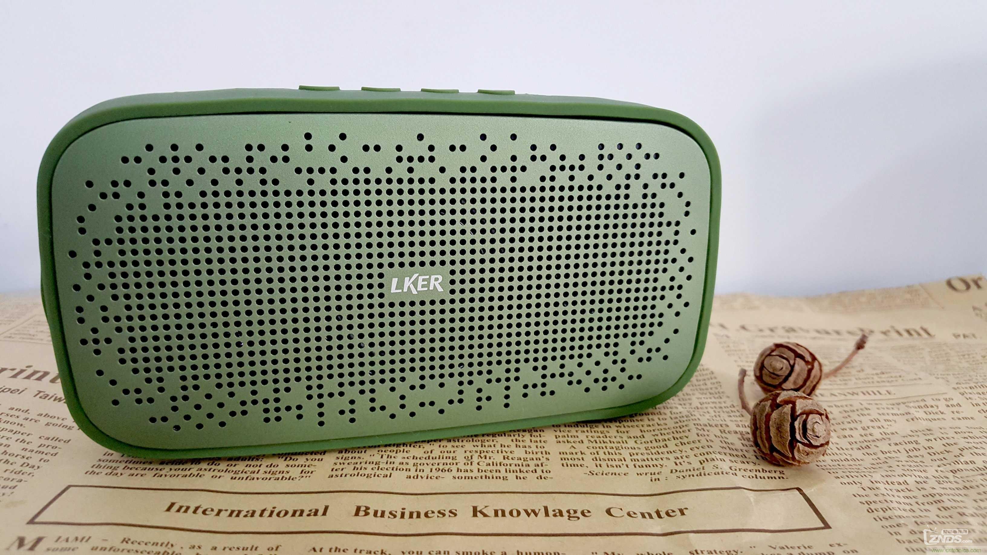 搞怪&ldquo;美人魚&rdquo;盡享靈克藍(lán)牙音箱的天籟之音！