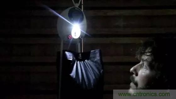 單靠重力就能工作的燈，將為15億人帶來(lái)光明