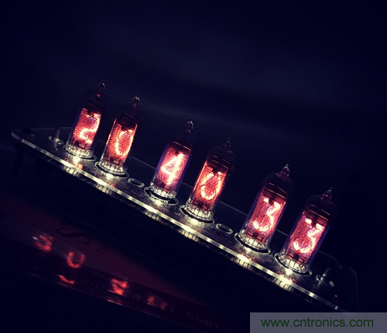 瘋狂技術(shù)男DIY了一個輝光時鐘