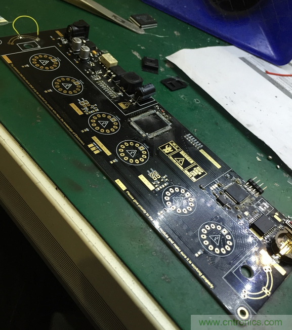 瘋狂技術(shù)男DIY了一個輝光時鐘