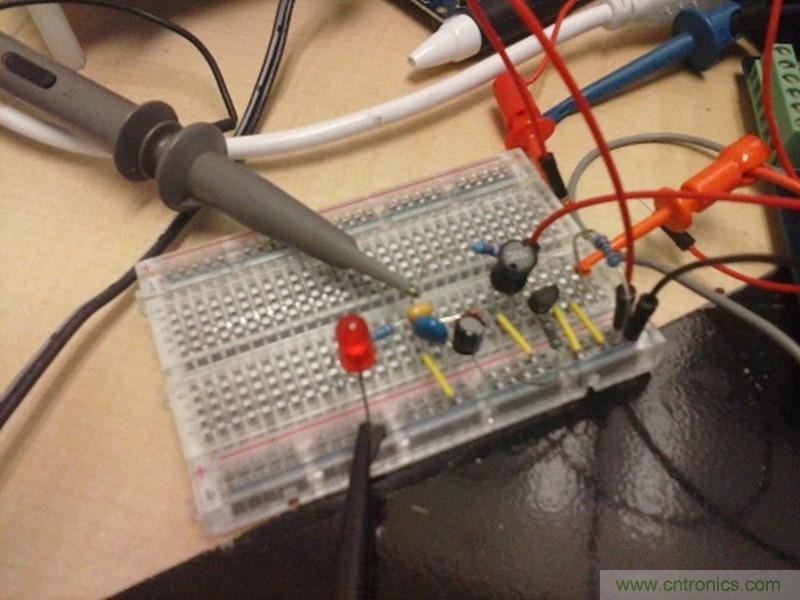 帶開關轉換器的8位MCU如何減少成本和電路板空間？