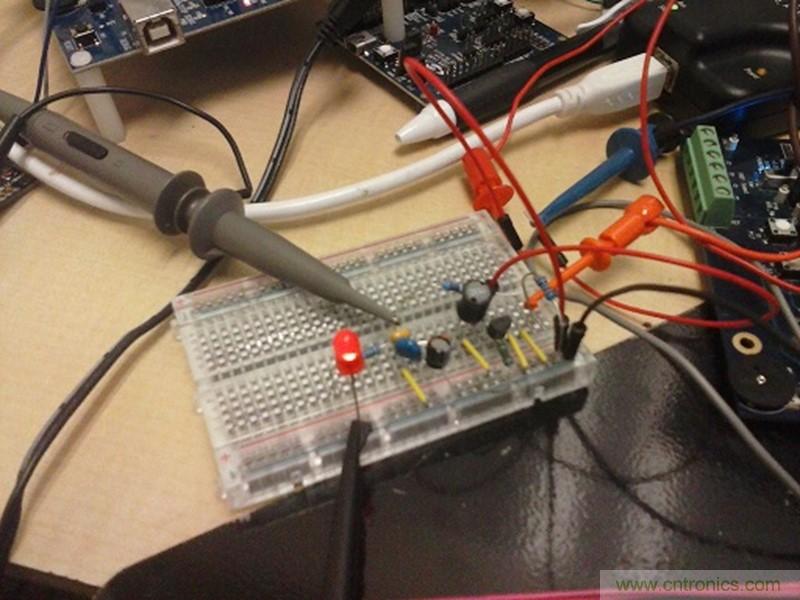 帶開關轉換器的8位MCU如何減少成本和電路板空間？